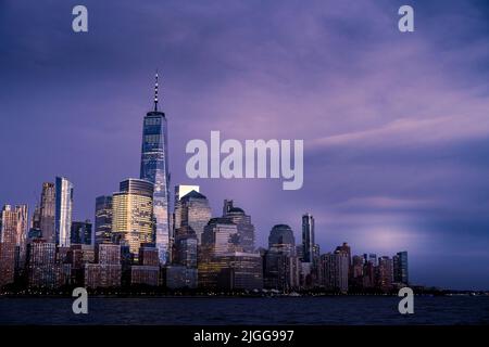 Stadtbild von Manhattan vom Hudson River, aufgenommen bei Nacht an einem regnerischen Tag Stockfoto