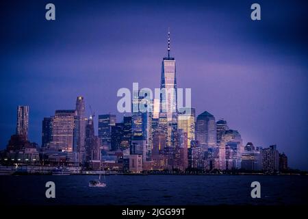 Stadtbild von Manhattan vom Hudson River, aufgenommen bei Nacht an einem regnerischen Tag Stockfoto