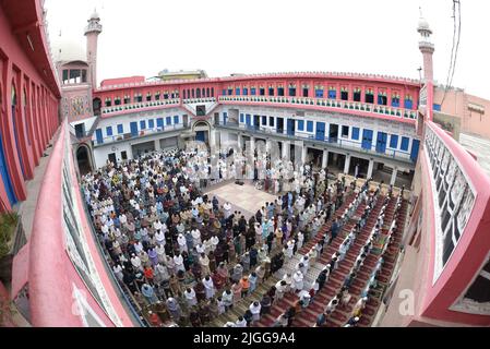 10. Juli 2022, Lahore, Punjab, Pakistan: Pakistanische Muslime bieten Eid al-Adha-Gebete in der Darul Uloom Jamia Naeemia Moschee in Lahore an. Die Muslime feiern Eid al-Adha oder Opferfest, den zweiten von zwei islamischen Feiertagen, die weltweit gefeiert werden, um das Ende der jährlichen Pilgerfahrt oder Hadsch in die saudische heilige Stadt Mekka zu markieren und markiert die Bereitschaft des Propheten Ibrahim, Abraham, Christen und Juden, seinen Sohn zu opfern. Während der Ferien, die an den meisten Orten vier Tage dauern, schlachten Muslime Schafe oder Rinder, verteilen einen Teil des Fleisches an die Armen. (Bild: © Rana Sajid Hu Stockfoto