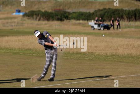 St Andrews, Fife, Schottland, Großbritannien. 10.. Juli 2022, Old Course in St Andrews, St Andrews, Fife, Schottland; The Open Golf Championship Pre-Turnier Praxis; Ian Poulter (eng) spielt vom Fairway zum Green am 16.-Loch Kredit: Action Plus Sports Images/Alamy Live News Stockfoto