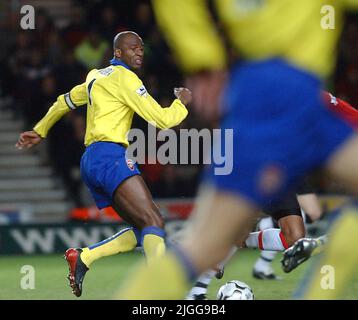 SAINTS V ARSENAL 29-12-03 PATRICK VIERA PIC MIKE WALKER, 2003 Stockfoto