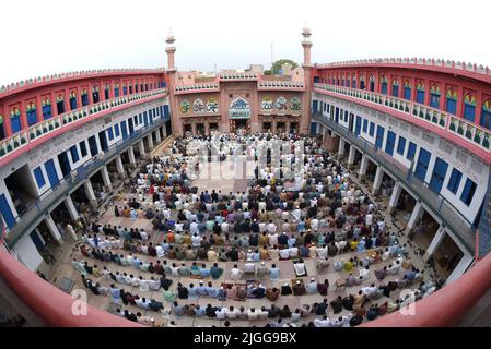 10. Juli 2022, Lahore, Punjab, Pakistan: Pakistanische Muslime bieten Eid al-Adha-Gebete in der Darul Uloom Jamia Naeemia Moschee in Lahore an. Die Muslime feiern Eid al-Adha oder Opferfest, den zweiten von zwei islamischen Feiertagen, die weltweit gefeiert werden, um das Ende der jährlichen Pilgerfahrt oder Hadsch in die saudische heilige Stadt Mekka zu markieren und markiert die Bereitschaft des Propheten Ibrahim, Abraham, Christen und Juden, seinen Sohn zu opfern. Während der Ferien, die an den meisten Orten vier Tage dauern, schlachten Muslime Schafe oder Rinder, verteilen einen Teil des Fleisches an die Armen. (Bild: © Rana Sajid Hu Stockfoto