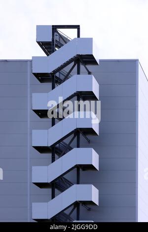 Fluchttreppe an einem Industriegebäude Stockfoto