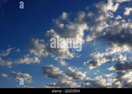 Schönwetterwolken kurz vor Sonnenuntergang Stockfoto