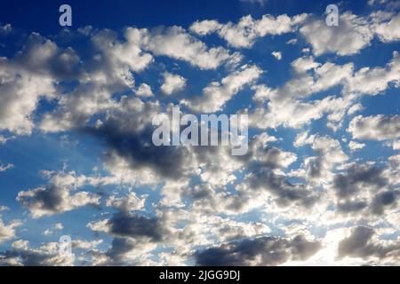 Schönwetterwolken kurz vor Sonnenuntergang Stockfoto