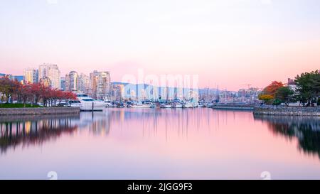 Vancouver Downtown Deiwall, False Creek Gegend, an einem sonnigen Tag Stockfoto