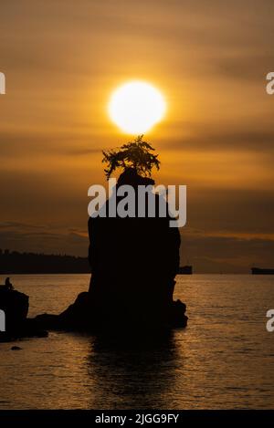 Siwash Rock an der Ufermauer von Vancouver, im Stanley Park Stockfoto