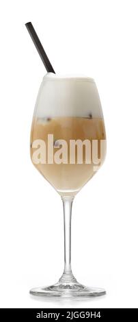 Glas Eiskaffee Latte Cocktail isoliert auf weißem Hintergrund Stockfoto