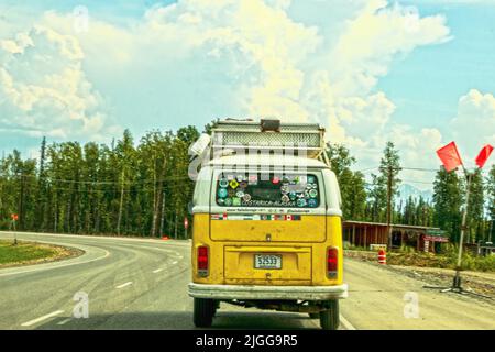 06-23-2002 Alaska USA - Gelber Van, der von Costarica nach Alaska mit Fahnen und Aufklebern aller Länder unterwegs war Stockfoto