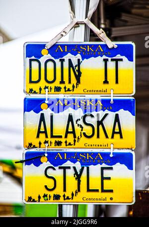 06-25-2022 Ankorage Alaska - Schild aus drei Alaskan-Kennzeichen mit der Aufschrift Doin IT Alaska Style Übergabe vom Zelt im Outdoor-Markt - Close Up Stockfoto