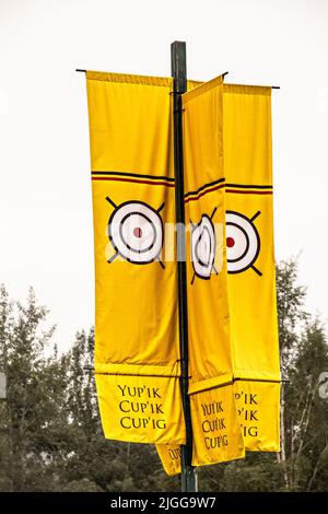 2022 06 25 Anchorage Alaska USA - indiginous- First Peoples Flaggenbanner auf dem Postweg mit traiditonalem Symbol oben und nativem Wort für Yupiaq auf t Stockfoto