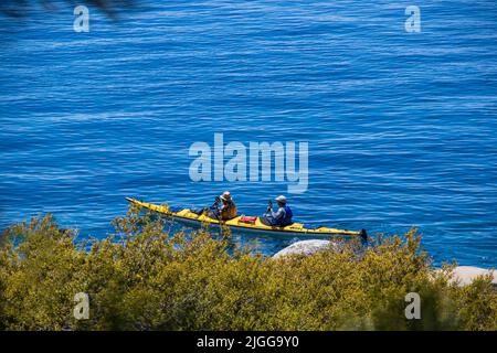 Mann und Frau im Kajak in der Nähe des Ufers am sonnigen Tag am Lake Tahoe. Stockfoto