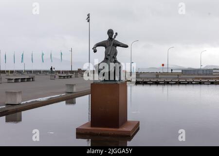 Eine allgemeine Ansicht der Statue des dänischen Cellisten Erling Blondal Bengtsson vor der Harpa-Konzerthalle in Reykjavík, Island. Bild aufgenommen am 10.. Juli 202 Stockfoto