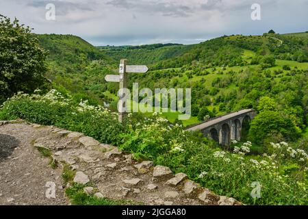 Monsal Trail und Grabstein-Viadukt Stockfoto