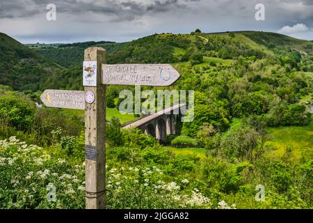 Monsal Trail Waymarker Schild und Headstone Viaduct Stockfoto