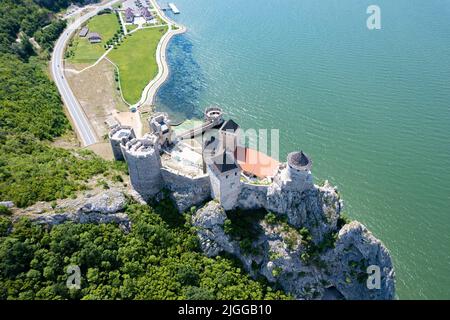 Alte Festung Golubac in Serbien am Ufer der Donau Blick von einer Drohne Stockfoto