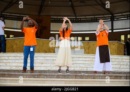 Freiwillige zeigen Hand- und Körperbewegungen für christliche Lieder beim Mladifest 2021, dem Jugendfestival in Medjugorje. Stockfoto