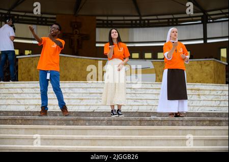 Freiwillige zeigen Hand- und Körperbewegungen für christliche Lieder beim Mladifest 2021, dem Jugendfestival in Medjugorje. Stockfoto