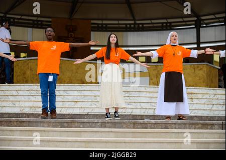 Freiwillige zeigen Hand- und Körperbewegungen für christliche Lieder beim Mladifest 2021, dem Jugendfestival in Medjugorje. Stockfoto