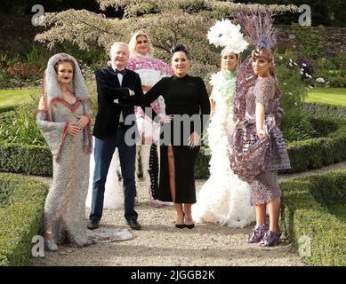 Junk Kouture beurteilt den ehemaligen Gewinner und Modedesigner Stephen McLaughlin, den meistverkauften Kochbuchautor, Unternehmer und Mode-Upcycling-Enthusiast Roz Purcell, den TV-Persönlichkeiten und Musikmanager Louis Walsh, Michelle Visage, Star von RuPauls Drag Race, in Dublin, Irland, bei einer Fotozelle für die Junk-Kouture-Plattform für Jugendlichkeit, Kreativität und Nachhaltigkeit. Bei Junk Kouture entwickeln Studenten Designs, die vollständig aus recycelten und weggeworfenen Materialien hergestellt werden und es ihnen ermöglichen, sich auszudrücken, während sie nachhaltige Gewohnheiten annehmen und zu den Veränderern unserer Welt werden. Stockfoto