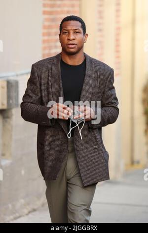 Prominente wie Martin Short und Jonathan Majors bei Jimmy Kimmel Live! Studios in Los Angeles, California mit: Jonathan Majors wo: Los Angeles, California, USA Wann: 11. Okt 2021 Credit: Guillermo Proano/WENN Stockfoto