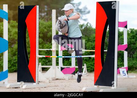 Sankt Petersburg, Russland, Juni 12 2022. Ausstellung Hipposphäre. Wettkämpfe im Hobby. Mädchen springen auf Hobby Pferd. Pferdesport. Springen Stockfoto