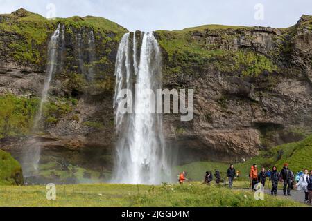 Eine allgemeine Ansicht von Seljalandsfoss, einem Wasserfall an der Südküste Islands. Bild aufgenommen am 9.. Juli 2022. © Belinda Jiao jiao.bilin@gmail Stockfoto