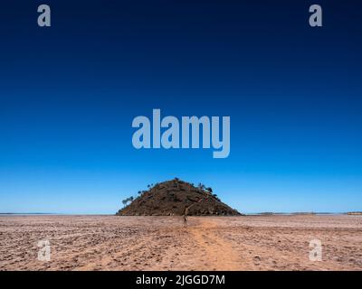 Einer der Lake Ballard. „Salt People“ von Sir Antony Gormley (mit dem Titel „Inside Australia“) vor einem kleinen Hügel am trockenen Salzsee. Stockfoto