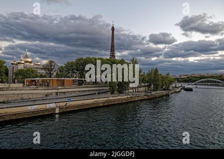 Paris, Frankreich. 7.. Juli 2022. Gesamtansicht der orthodoxen Kathedrale der Heiligen Dreifaltigkeit von Paris, des Bahnhofs Pont de l'Alma, des Eiffelturms Stockfoto