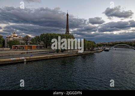 Paris, Frankreich. 7.. Juli 2022. Gesamtansicht der orthodoxen Kathedrale der Heiligen Dreifaltigkeit von Paris, des Bahnhofs Pont de l'Alma, des Eiffelturms Stockfoto