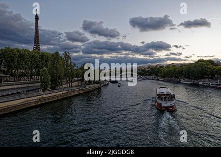 Paris, Frankreich. 7.. Juli 2022. Gesamtansicht des Eiffelturms und der Debilly-Fußgängerbrücke am 7. Juli 2022 in Paris, Frankreich. Stockfoto