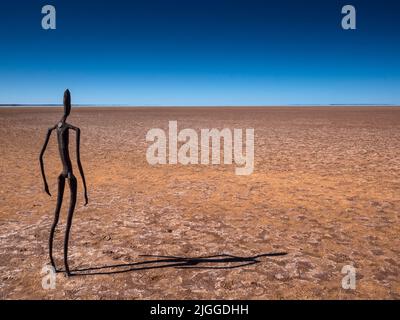 Einer der Lake Ballard. „Salt People“ - 51 Skulpturen aus Metalllegierungen von Sir Antony Gormley (mit dem Titel „Inside Australia“), die um einen trockenen Salzsee verstreut sind Stockfoto