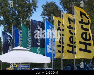 Mietwagen-Flaggen am Flughafen Ioannis Kapodistris, Korfu, Griechenland Stockfoto