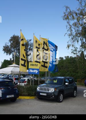 Mietwagen-Flaggen am Flughafen Ioannis Kapodistris, Korfu, Griechenland Stockfoto