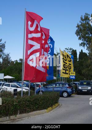 Mietwagen-Flaggen am Flughafen Ioannis Kapodistris, Korfu, Griechenland Stockfoto