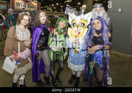 Miami Beach, Usa. 10.. Juli 2022. Cosplayer gehen am Samstag, den 10. Juli 2022, während des Supercon 22 in Miami Beach, Florida, durch die Hallen des Miami Convention Center. Die dreitägige Veranstaltung präsentiert das Neueste aus Popkultur, Comics und SIFI-Film-Memorabilien. Foto von Gary i Rothstein/UPI Credit: UPI/Alamy Live News Stockfoto