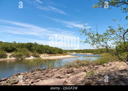 Sommerlandschaft im Nationalpark El Palmar, in Entre Rios, Argentinien. Bachufer und klarer Himmel. Stockfoto