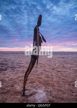 Einer der Lake Ballard. „Salt People“ - 51 Skulpturen aus Metalllegierungen von Sir Antony Gormley (mit dem Titel „Inside Australia“), die um einen trockenen Salzsee verstreut sind Stockfoto