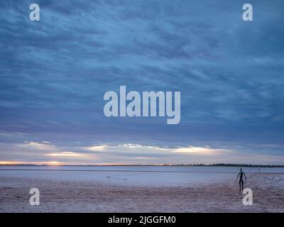 Einer der Lake Ballard. „Salt People“ - 51 Skulpturen aus Metalllegierungen von Sir Antony Gormley (mit dem Titel „Inside Australia“), die um einen trockenen Salzsee verstreut sind Stockfoto