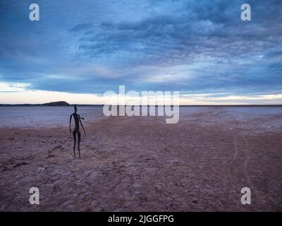 Einer der Lake Ballard. „Salt People“ - 51 Skulpturen aus Metalllegierungen von Sir Antony Gormley (mit dem Titel „Inside Australia“), die um einen trockenen Salzsee verstreut sind Stockfoto