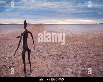 Einer der Lake Ballard. „Salt People“ - 51 Skulpturen aus Metalllegierungen von Sir Antony Gormley (mit dem Titel „Inside Australia“), die um einen trockenen Salzsee verstreut sind Stockfoto