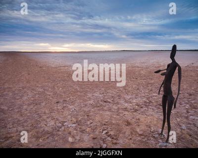 Einer der Lake Ballard. „Salt People“ - 51 Skulpturen aus Metalllegierungen von Sir Antony Gormley (mit dem Titel „Inside Australia“), die um einen trockenen Salzsee verstreut sind Stockfoto