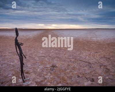 Einer der Lake Ballard. „Salt People“ - 51 Skulpturen aus Metalllegierungen von Sir Antony Gormley (mit dem Titel „Inside Australia“), die um einen trockenen Salzsee verstreut sind Stockfoto