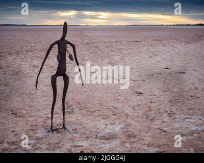 Einer der Lake Ballard. „Salt People“ - 51 Skulpturen aus Metalllegierungen von Sir Antony Gormley (mit dem Titel „Inside Australia“), die um einen trockenen Salzsee verstreut sind Stockfoto