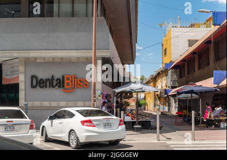 Zahnarzt Bürogebäude in Mexiko. Viele Amerikaner besuchen für billige Zahnpflege. Stockfoto