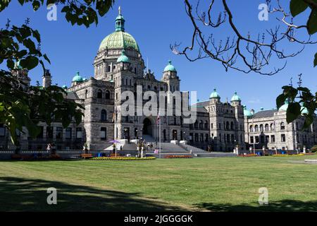 Das Legislative Assembly Building in Victoria, British Columbia, wird von einem gut schattigen Bereich aus fotografiert, der die Szene einfängt und Details einfängt. Stockfoto