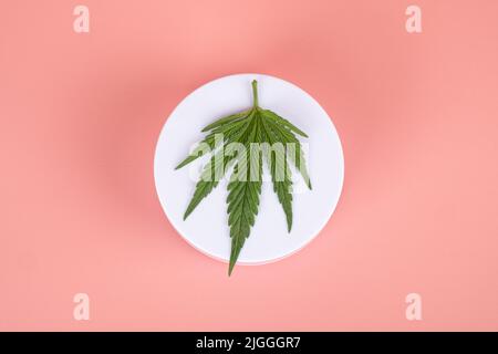 Natürliche organische Marihuana Kosmetik. Kosmetik und Hautpflege können Sie über die medizinischen Eigenschaften von Cannabis. Stockfoto