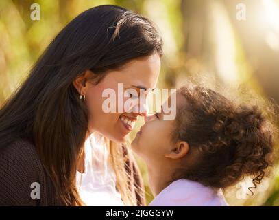 Eine liebe Mutter. Eine attraktive junge Frau und ihre Tochter teilen sich einen intimen Moment während ihres Picknicks im Park. Stockfoto