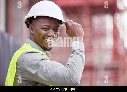 Ich kann die Arbeit nicht erledigen. Zugeschnittenes Porträt eines hübschen jungen Bauarbeiters, der auf einer Baustelle steht. Stockfoto