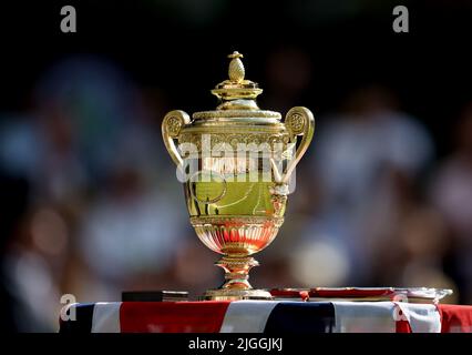 London, Großbritannien. 10.. Juli 2022. Das am 10. Juli 2022 aufgenommene Foto zeigt die Trophäe der Männer-Singles bei der Wimbledon Tennis Championship in London, Großbritannien, am 10. Juli 2022. Kredit: Li Ying/Xinhua/Alamy Live Nachrichten Stockfoto